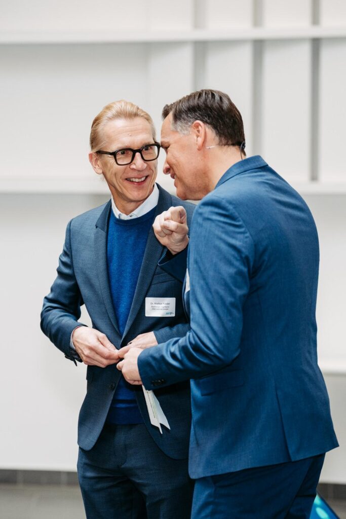 Eventfotografie - Speaker und Moderator im Austausch